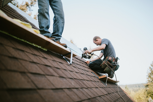 What can you do if you do not contact or wait for the roofing contractor to arrive