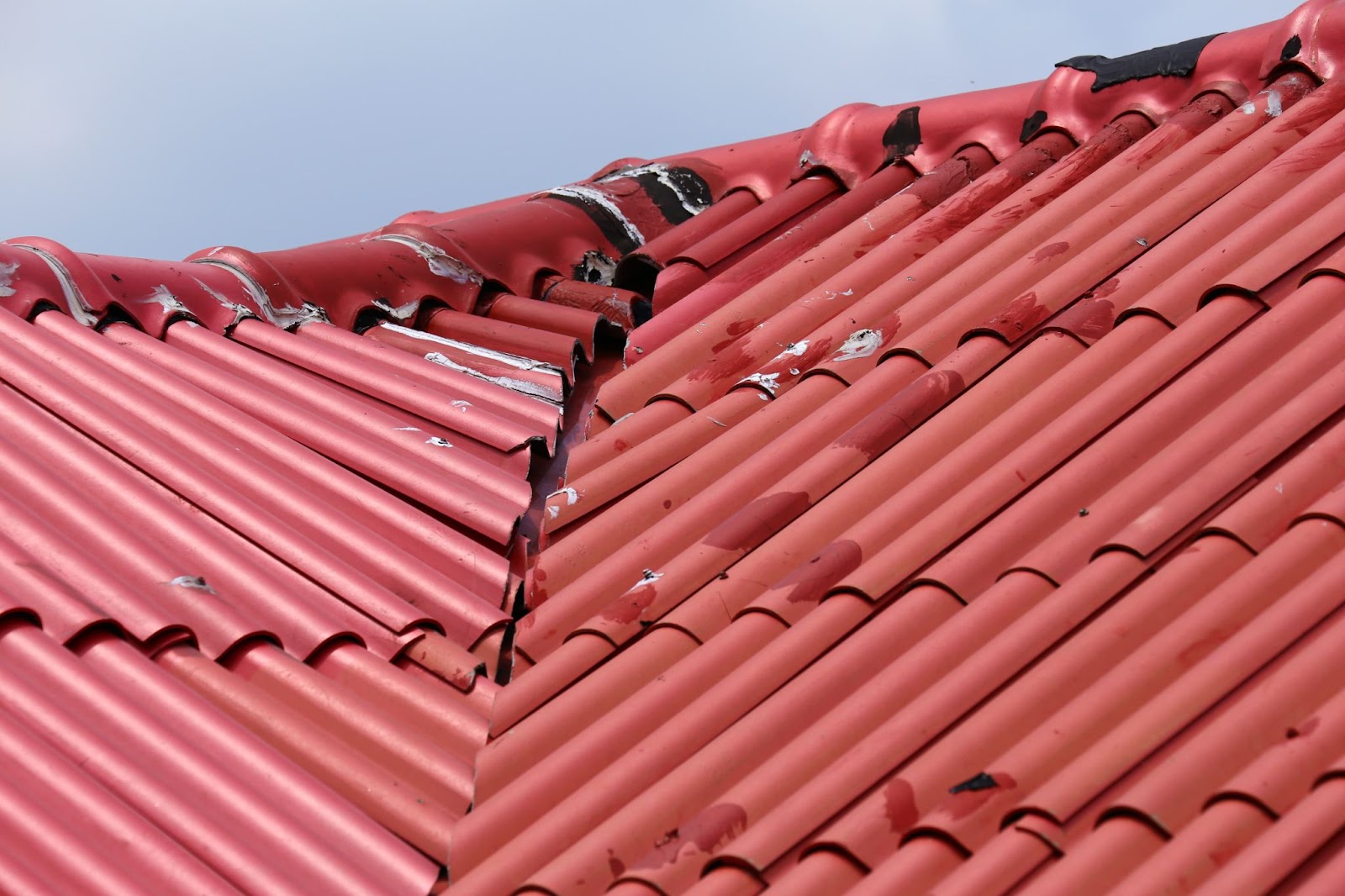 Metal roofing that looks old, dirty and worn out